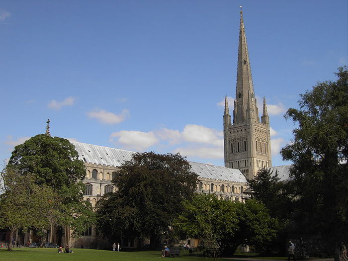 800px-Norwich_Cathedral_from_lawns (700x525, 69Kb)