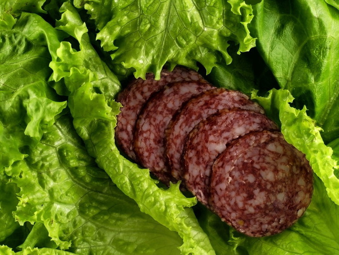 kopchenaya_kolbasa_v_listyah_salata-1152x864 (700x527, 153Kb)