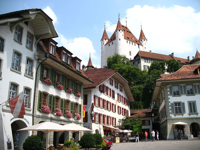 800px-4197_-_Thun_-_Schloss_Thun_over_Rathausplatz (700x525, 101Kb)