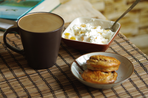 Завтрак каша какао. Сырники и кофе. Завтрак творог и кофе. Завтрак творог чай. Завтрак каша чай.