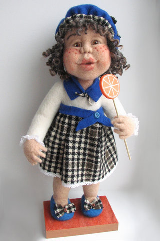 кукла с конфеткой (319x480, 65Kb)