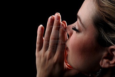 женщина молится1 (400x268, 16Kb)
