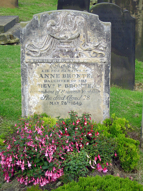 Энн бронте грей. Могила Энн Бронте. Могилы сестер Бронте. Памятник Шарлотте Бронте.
