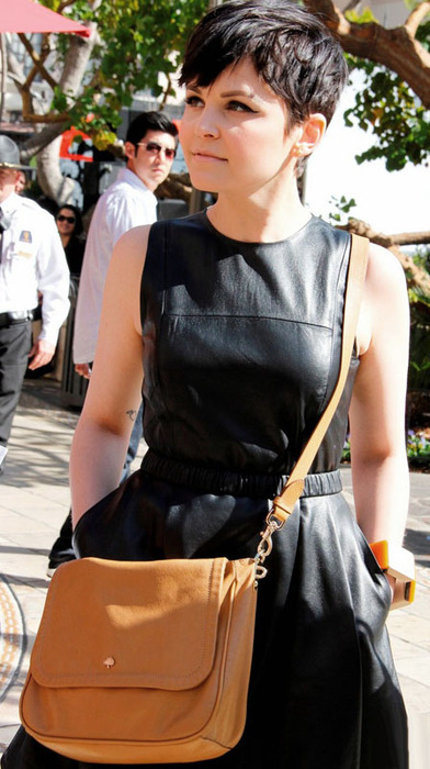 ginnifer-goodwin-extra-appearance-at-the-grove-04 (392x700, 105Kb)