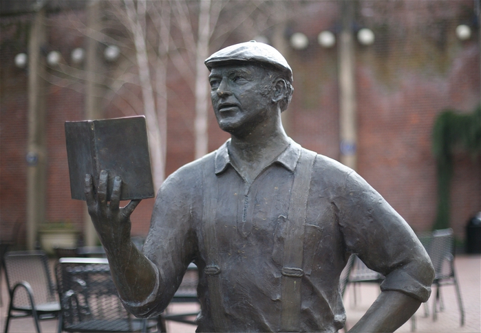 3563818_KenKeseyStatue1 (700x485, 223Kb)