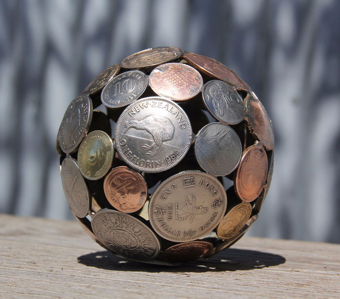 recycled-metal-sculptures-key-coin-michael-moerkey-13 (700x616, 426Kb)