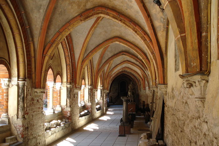 Courtyard_of_the_Riga_Dome_Cathedral_01 (700x466, 78Kb)