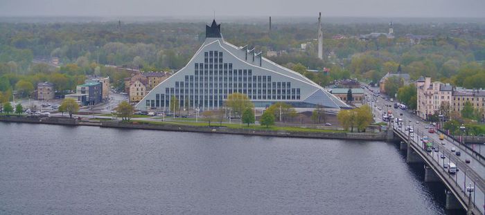 Riga_Petrikirche_Blick_vom_Turm_zur_Nationalbibliothek (700x311, 39Kb)