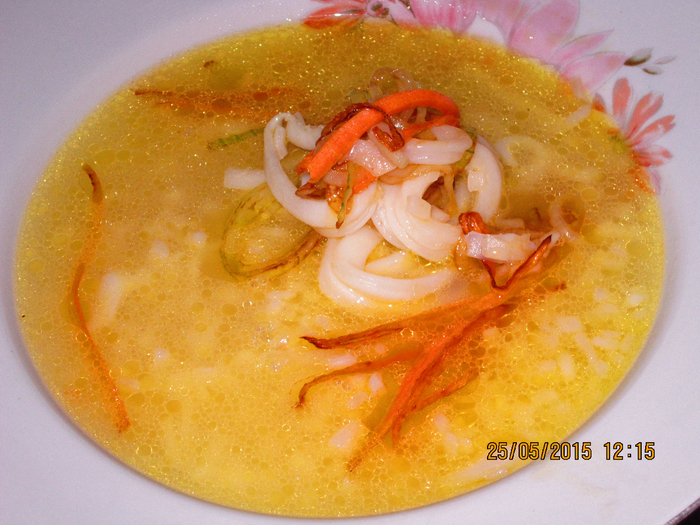 Суп рис морковь. Суп из кальмаров. Суп с кальмарами. Суп с кальмарами и сыром. Сливочный суп с кальмарами.