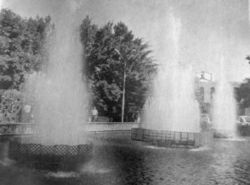 сквер На фото Цветомузыкальный фонтан украшал столицу, теперь вместо него лишь замусоренный котлован3TM (357x265, 39Kb)