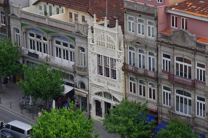 Exterior_of_the_Lello_Bookstore_in_Porto_-_Apr_2011 (700x464, 96Kb)