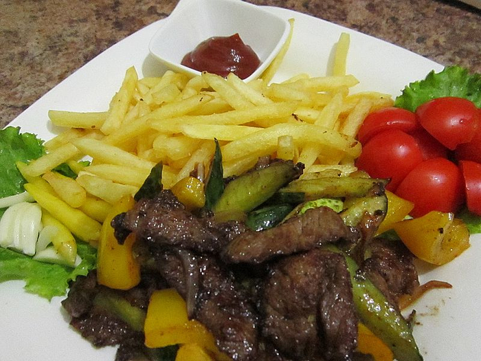 Тёплый тайский салат с курицей и овощами