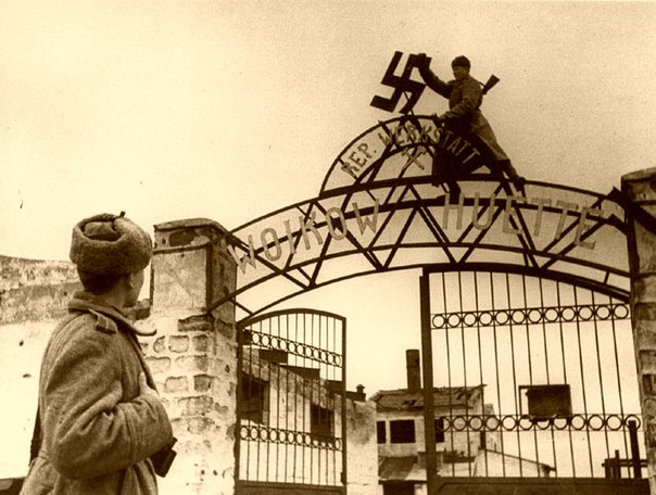 керчь Советский солдат срывает нацистскую свастику с ворот металлургического завода им. Войкова в освобождённой Керчи.X3E (604x456, 244Kb)