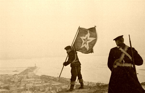 керчь Советские морские пехотинцы устанавливают корабельный гюйс на самой высокой точке Керчи — горе МитридатAtLo (604x391, 145Kb)