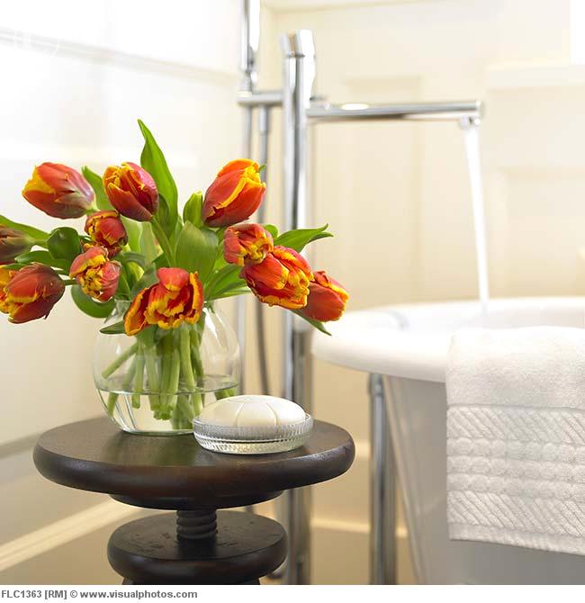 orange_tulips_in_a_vase_in_front_of_bathtub_faucet_flc1363 (650x670, 46Kb)
