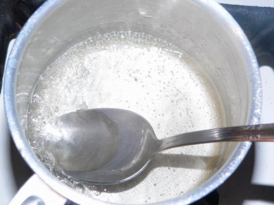 Сахар кипение. Кипячение сахара с белком в колбе. Доведите всю массу сиропа до кипения, чтобы весь сахар растворился. Картинка кашу доводим до кипения и варим 5 минут на слабом огне.