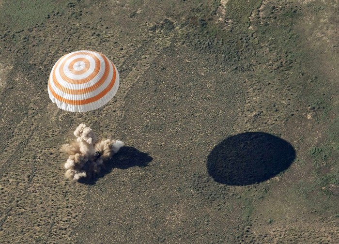 Soyuz landing (700x504, 143Kb)