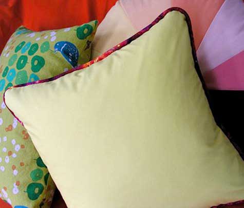 Декоративные подушки на диван: как расставить акценты — 24 совета + 70 фото