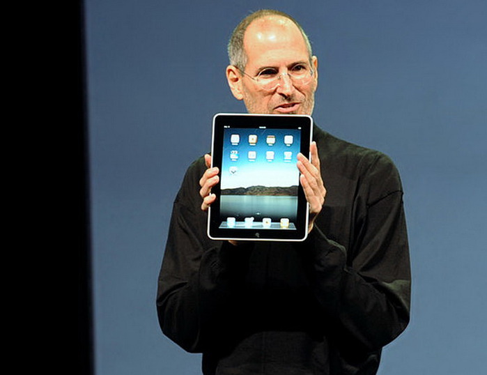 800px-Steve_Jobs_with_the_Apple_iPad_no_logo (700x538, 54Kb)