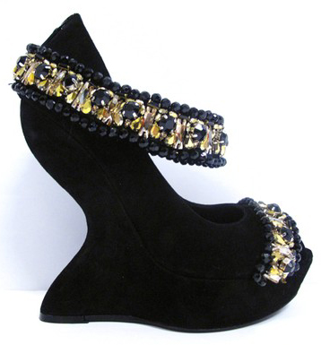 Alexander McQueen Pre-Fall 2011 Embellished Curved Wedges (358x385, 81Kb)