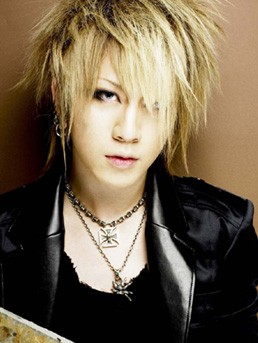 2415887_ruki_the_gazette_163410_t0 (258x343, 26Kb)