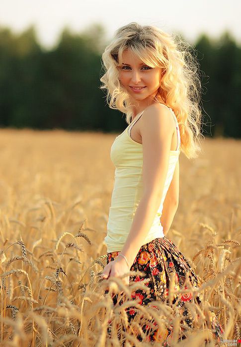     woman smile in the wheat field/1319491826_people_woman_in_the_wheat (485x700, 63Kb)