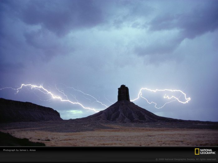 1235453378_1024x768_lightning-behind-chimney-rock (700x525, 35Kb)