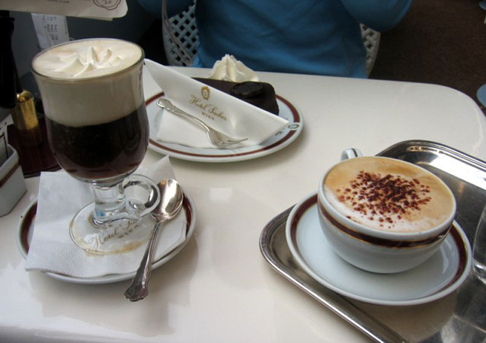 Кофе в кафе на столе реальное фото