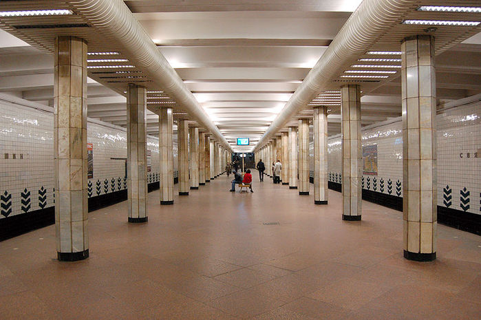 Svyatoshyn_metro_station_Kiev_2010_01 (700x465, 80Kb)