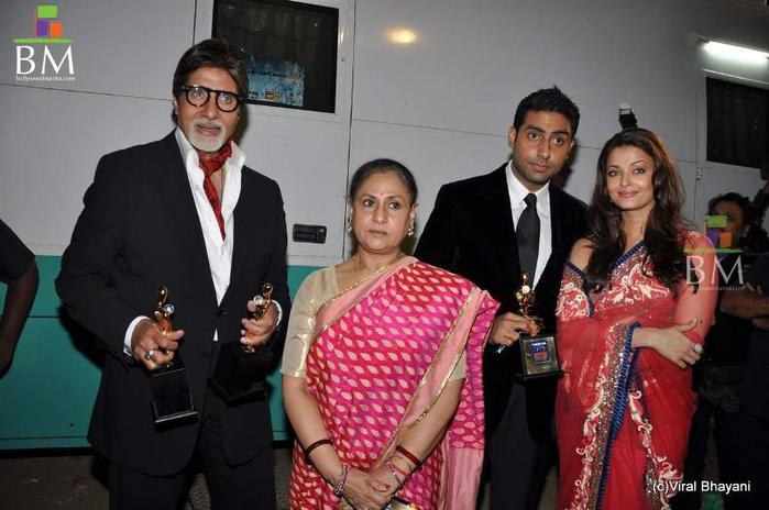 abhishek-bachchan_amitabh-bachchan_aishwarya-rai_jaya-bachchan (700x464, 48Kb)