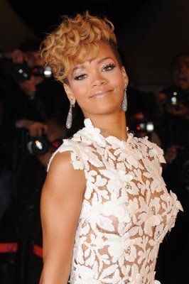 4280344_normal_Rihanna_NRJ_Music_Awards_2010_Outside_Arrivals_Jan23_28rihanna1photos_ru29_0161 (266x400, 23Kb)