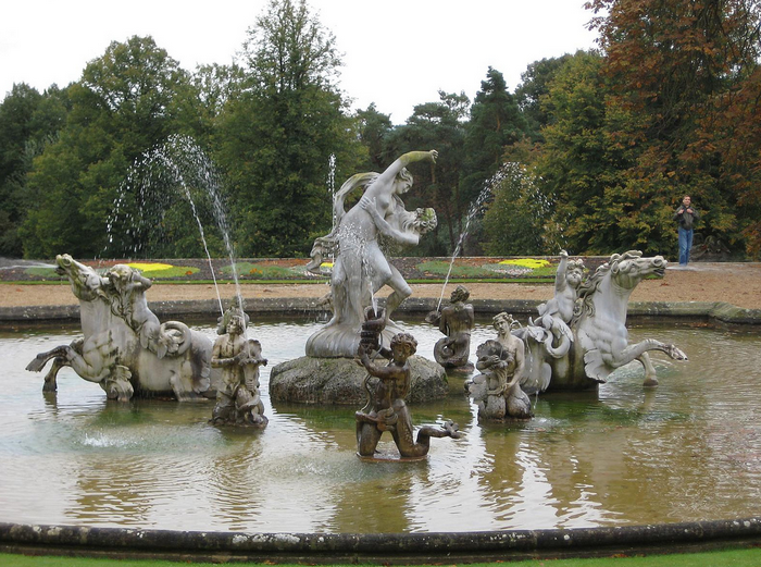 All sizes  Waddesdon Manor fountain  Flickr - Photo Sharing! (700x521, 858Kb)