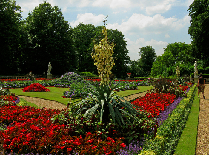 All sizes  Waddesdon Manor 24 July 2008 Kay07 A720_0254  Flickr - Photo Sharing! (700x520, 885Kb)