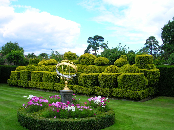 Hever_Castle_topiary_chess_set (700x525, 160Kb)