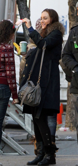 On_set_of_Gossip_Girl_December_14_2011 (330x700, 82Kb)