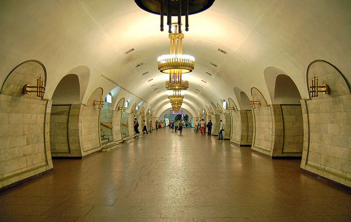 Ploscha_Lva_Tolstogo_metro_station_Kiev_2010_01 (700x443, 53Kb)