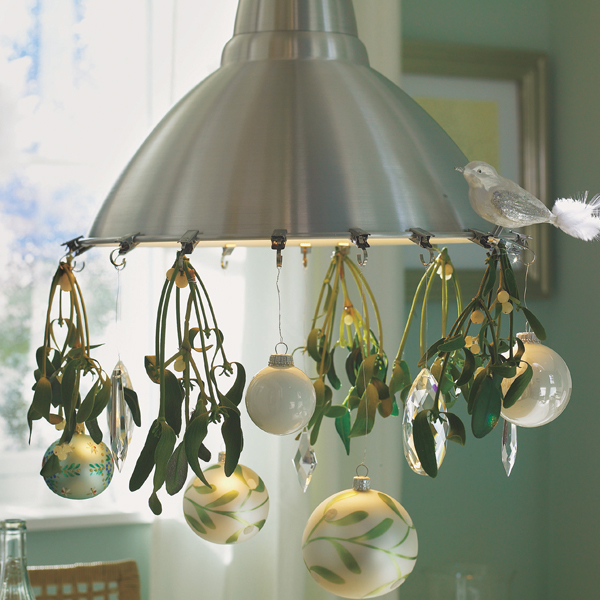 hanging-ny-decor-over-table (600x600, 273Kb)