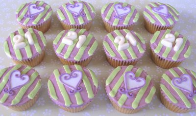 Funky+Heart+Stripe+Cupcakes (400x238, 26Kb)