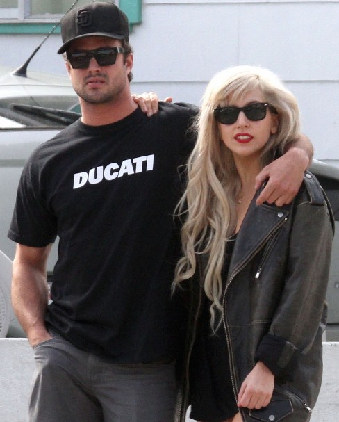 lady-gaga-taylor-kinney-01 (488x607, 66Kb)