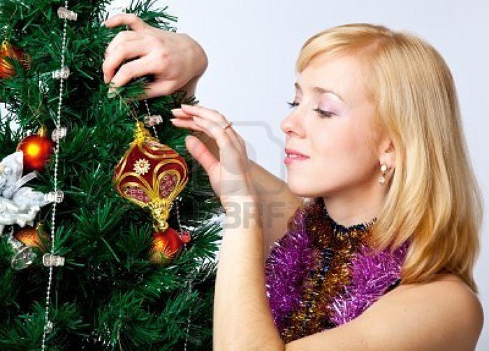 7691996-girl-near-christmas-fir-tree (700x502, 87Kb)