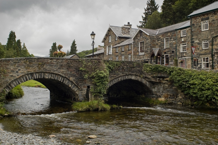 3623822_Stone_arch_bridge_in_the_village_of_Beddgelert_Wales (700x465, 283Kb)