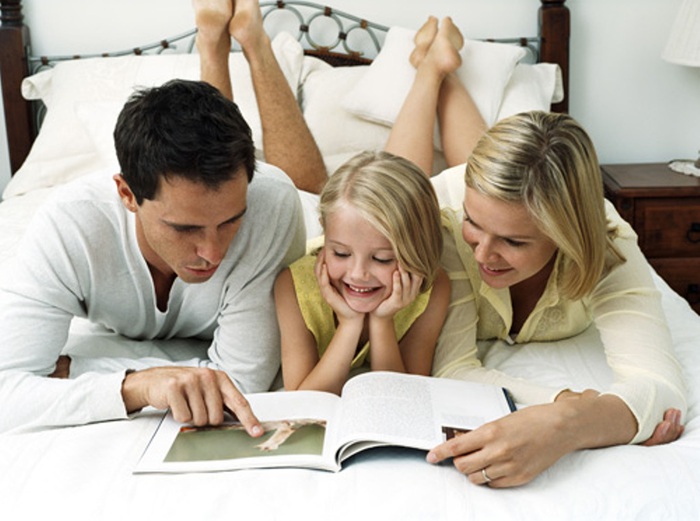 3571750_familyreading_ok (700x521, 96Kb)