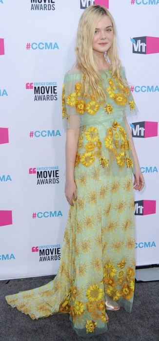 elle-fanning-critics-choice-awards-2012-04 (326x700, 167Kb)