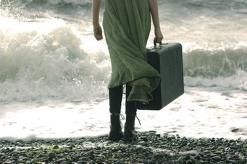 2222299_womenluggageseasuitcasewomanbeautiful701a4828c28935422f1e707bedc9ed8e_h (500x333, 53Kb)