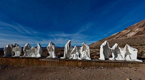 82265552_3925073_Albert_Szukalski_Ghost_Sculptures_5 (490x271, 30Kb)