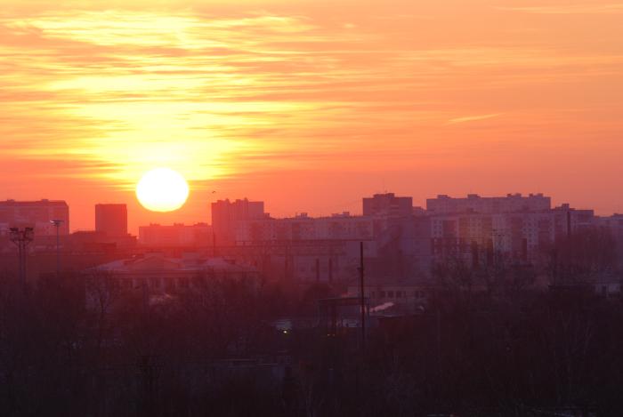 Скоро рассвет. Солнце встаёт над городом Ленина. Скоро рассвет скоро рассвет, скоро закат. Солнце льется прямо с крыш. Зимнее солнце встает над крышами домов в городе.