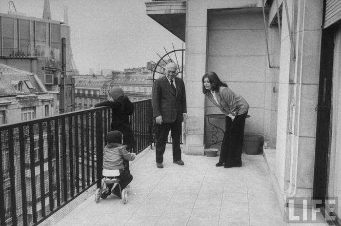 06 Sophie Loren Carlo Ponti and sons Carlo Jr  and Edoardo outside on balcony of their home _January 12 1976 (700x463, 41Kb)