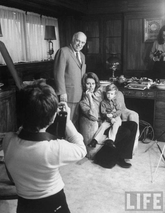 10 Sophie Loren Carlo Ponti Edoardo and Carlo Jr. getting their photo taken _January 12 1976 (541x700, 42Kb)