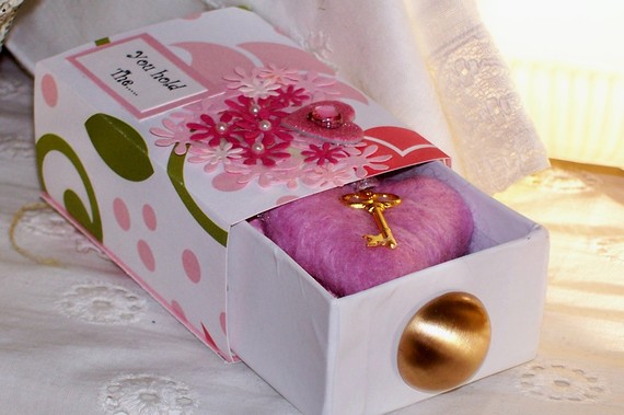 Скидка 50% на коробочки с цветами + макаронс ко Дню Св. Валентина от магазина «ЦветкоfSкий»
