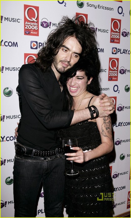 russell-brand-amy-winehouse-04 (421x700, 87Kb)